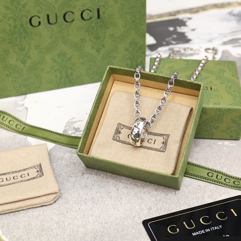 G*u*i necklaces